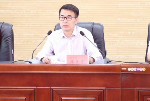 图片包含 男士, 橱柜, 人员, 就坐描述已自动生成